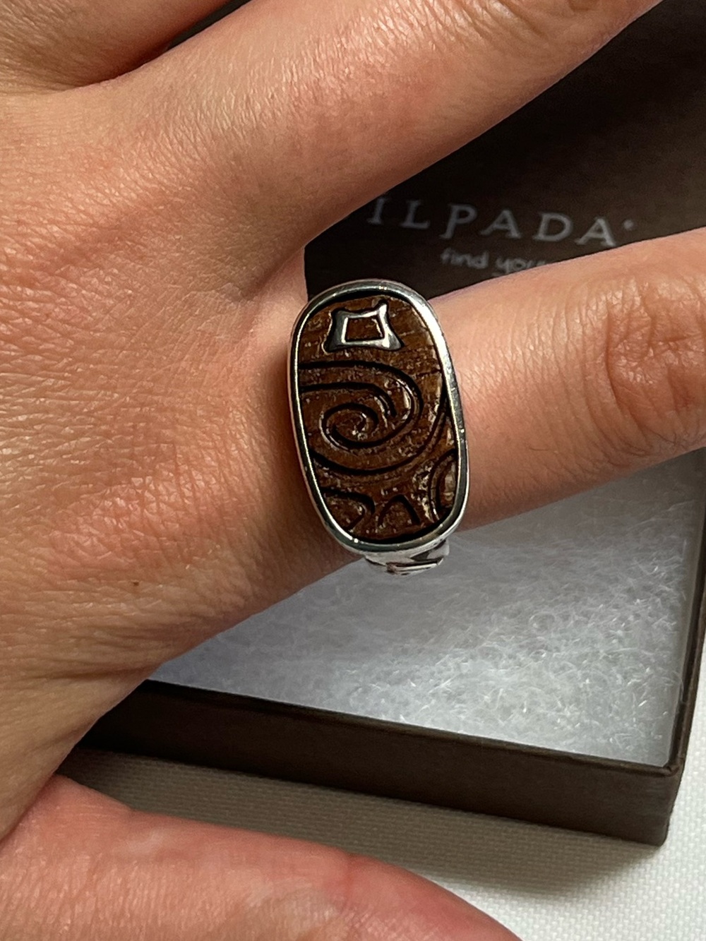 New Silpada Inspiration Ring. Stamped 925. Wood engraving. Size 8